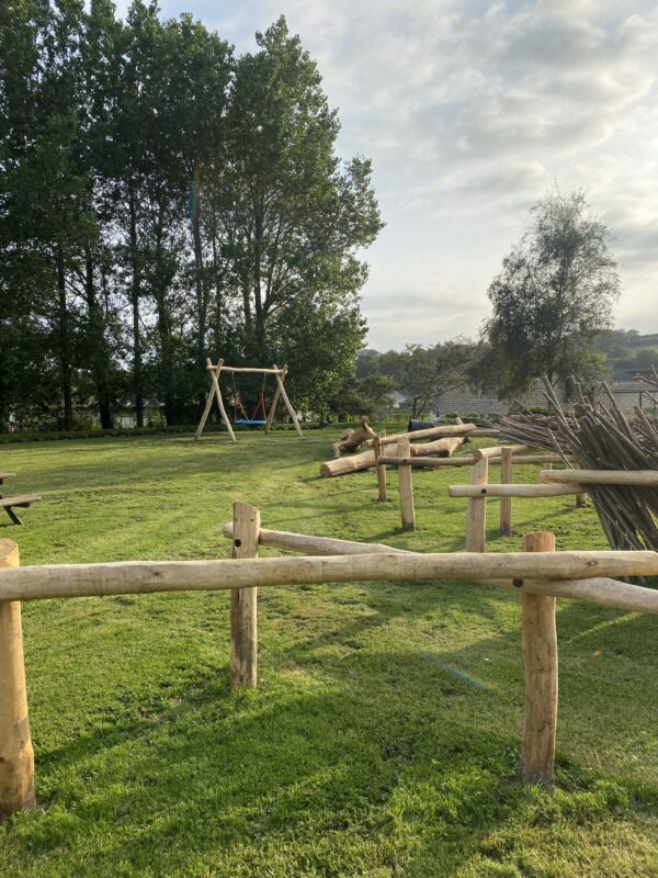 den building, school, forest school, loose parts, shelter, shop, bushcraft